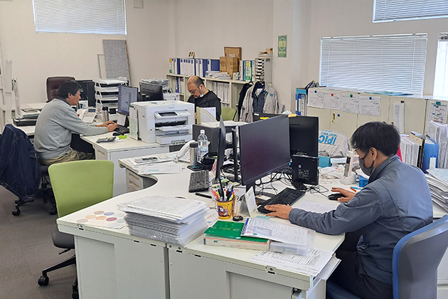 工場に併設されていますが、「クリンネス」をコンセプトにオフィス内は明るく柔らかい色調の壁やインテリアで統一され、安心して業務に集中できるスペースになっています。